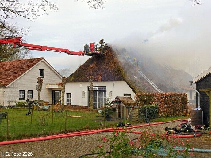 Brand woning rieten dak aan de Hout Es in Dalfsen (update)