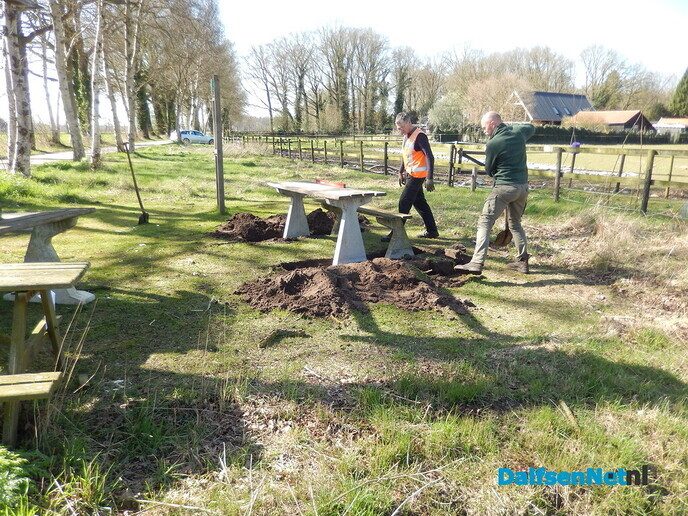 Weer een heel bankje - Foto: Willy