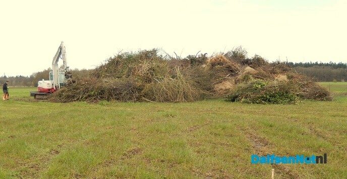 Laatste vracht takken gebracht voor Paasbult Hoonhorst - Foto: Willy