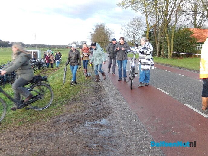 Gezellig Paasvuur trekt veel publiek in Hoonhorst - Foto: Willy