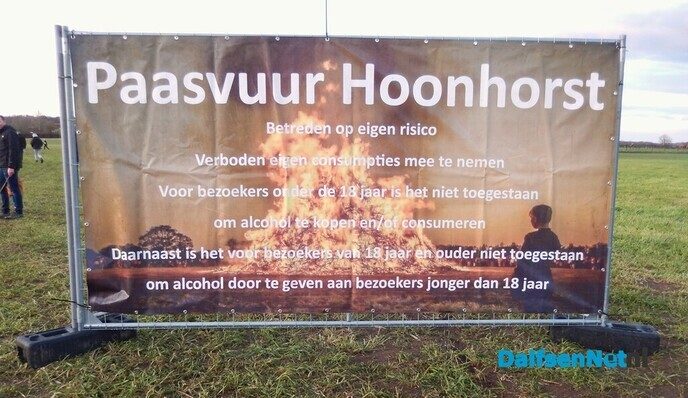 Gezellig Paasvuur trekt veel publiek in Hoonhorst - Foto: Willy