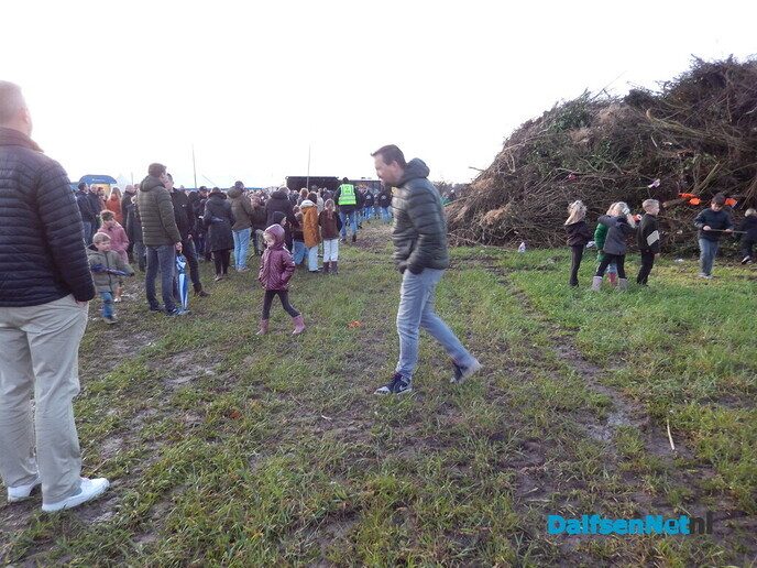 Gezellig Paasvuur trekt veel publiek in Hoonhorst - Foto: Willy