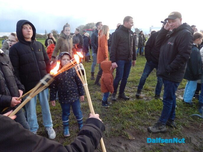 Gezellig Paasvuur trekt veel publiek in Hoonhorst - Foto: Willy