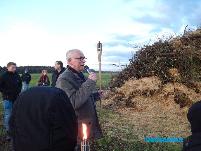 Gezellig Paasvuur trekt veel publiek in Hoonhorst - Foto: Willy
