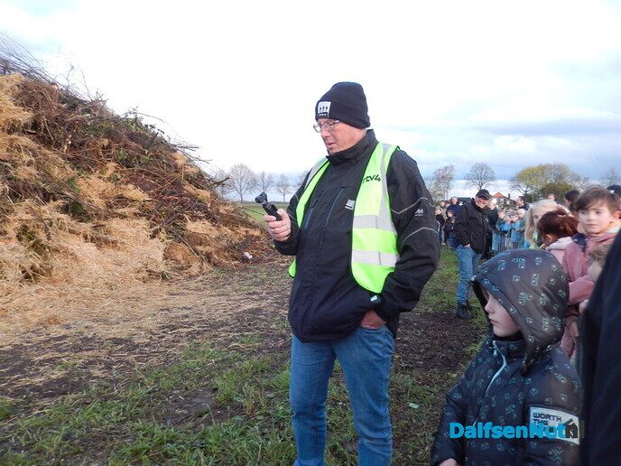 Gezellig Paasvuur trekt veel publiek in Hoonhorst - Foto: Willy