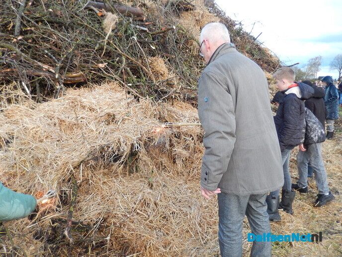 Gezellig Paasvuur trekt veel publiek in Hoonhorst - Foto: Willy