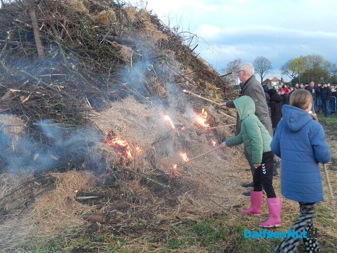 Gezellig Paasvuur trekt veel publiek in Hoonhorst - Foto: Willy
