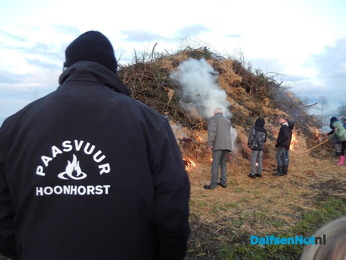 Gezellig Paasvuur trekt veel publiek in Hoonhorst - Foto: Willy