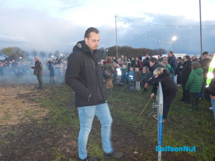 Gezellig Paasvuur trekt veel publiek in Hoonhorst - Foto: Willy