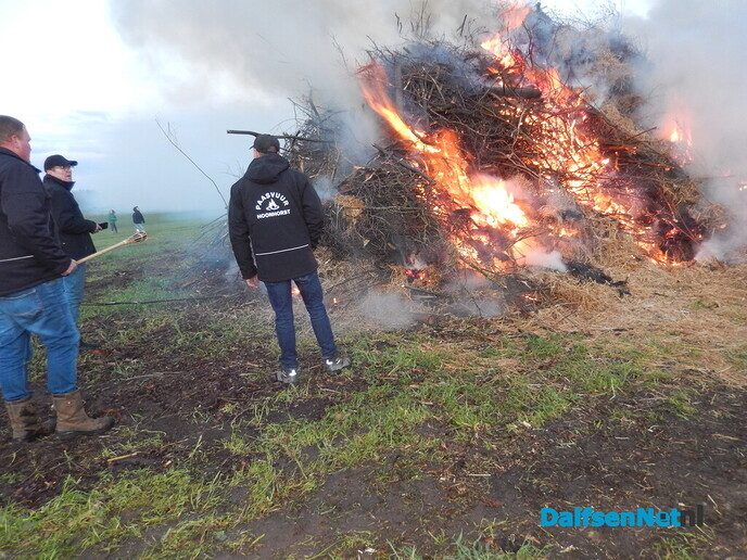 Gezellig Paasvuur trekt veel publiek in Hoonhorst - Foto: Willy