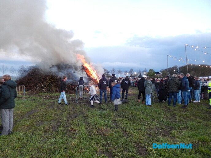 Gezellig Paasvuur trekt veel publiek in Hoonhorst - Foto: Willy