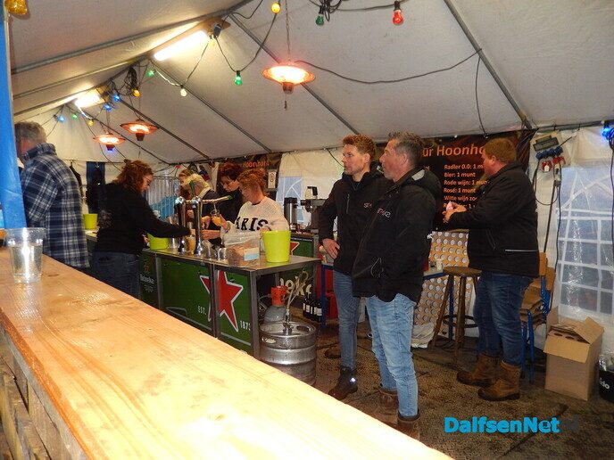 Gezellig Paasvuur trekt veel publiek in Hoonhorst - Foto: Willy