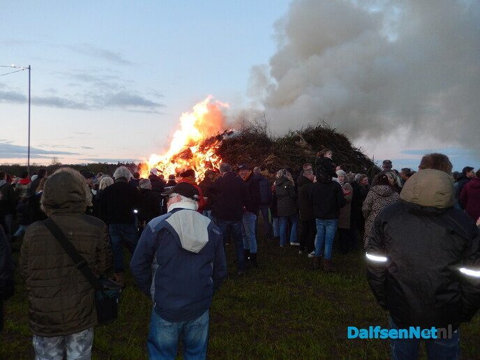Gezellig Paasvuur trekt veel publiek in Hoonhorst - Foto: Willy