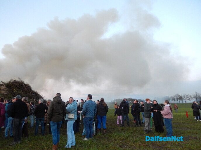 Gezellig Paasvuur trekt veel publiek in Hoonhorst - Foto: Willy