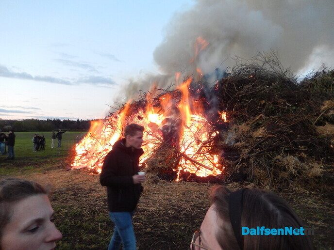 Gezellig Paasvuur trekt veel publiek in Hoonhorst - Foto: Willy