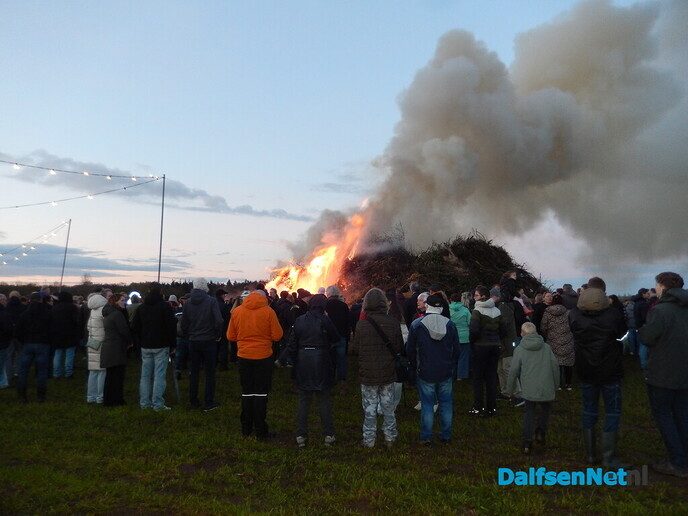 Gezellig Paasvuur trekt veel publiek in Hoonhorst - Foto: Willy