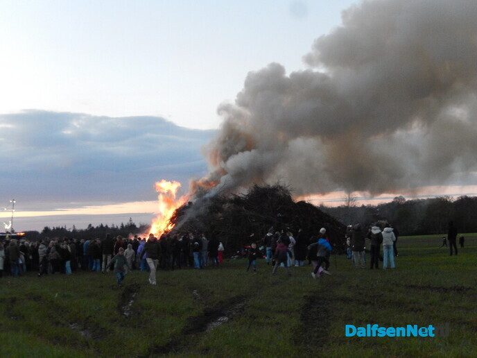 Gezellig Paasvuur trekt veel publiek in Hoonhorst - Foto: Willy