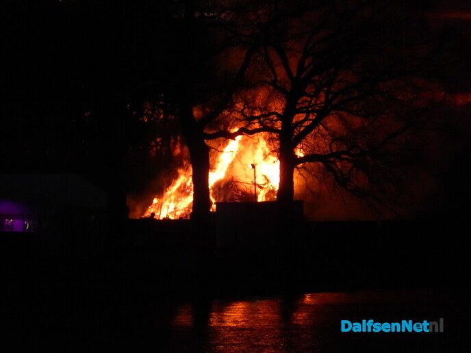 Ook Vilsteren had een sfeervol Paasvuur - Foto: Willy