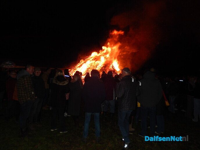 Ook Vilsteren had een sfeervol Paasvuur - Foto: Willy