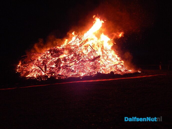 Ook Vilsteren had een sfeervol Paasvuur - Foto: Willy