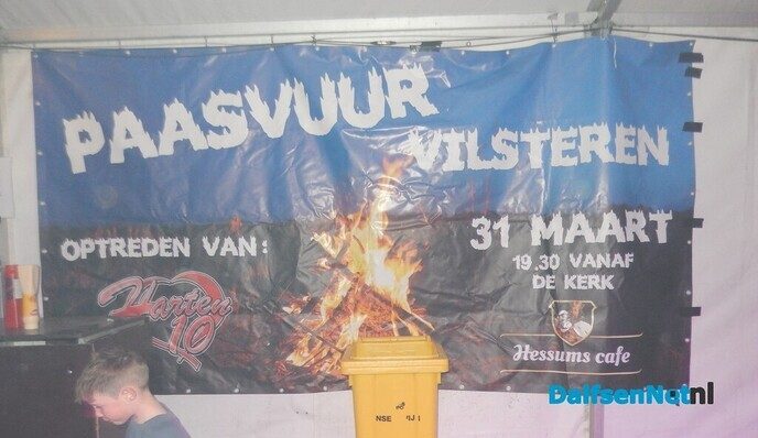 Ook Vilsteren had een sfeervol Paasvuur - Foto: Willy