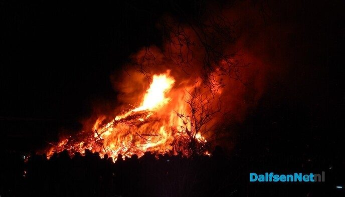 Ook Vilsteren had een sfeervol Paasvuur - Foto: Willy