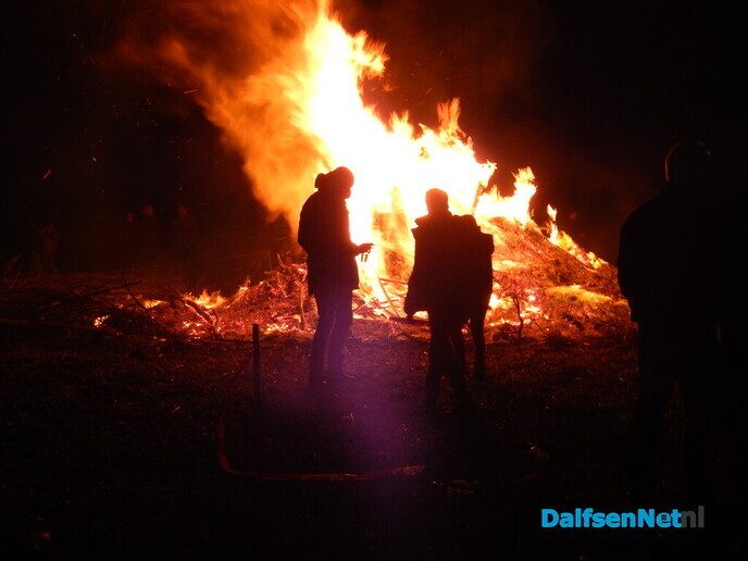 Ook Vilsteren had een sfeervol Paasvuur - Foto: Willy