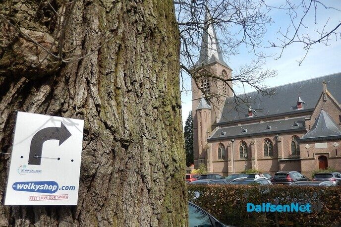 Gezellig wandelen in Vilsteren; een jaarlijks gebeuren - Foto: Willy