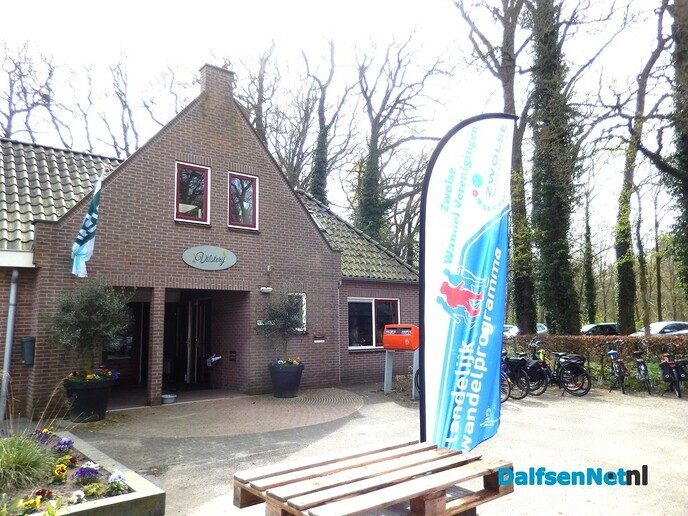 Gezellig wandelen in Vilsteren; een jaarlijks gebeuren - Foto: Willy