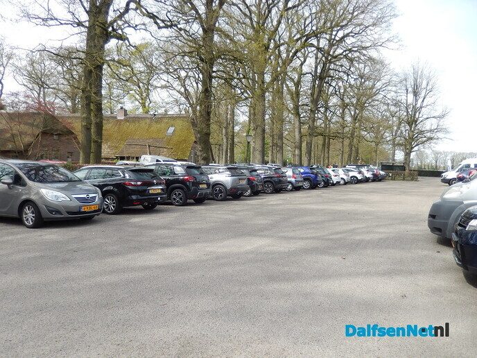 Gezellig wandelen in Vilsteren; een jaarlijks gebeuren - Foto: Willy