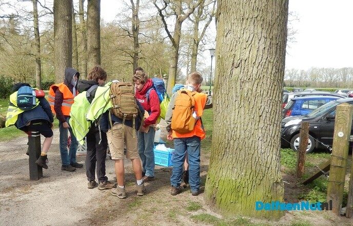 Gezellig wandelen in Vilsteren; een jaarlijks gebeuren - Foto: Willy