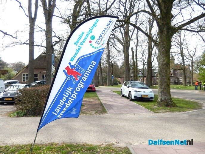 Gezellig wandelen in Vilsteren; een jaarlijks gebeuren - Foto: Willy