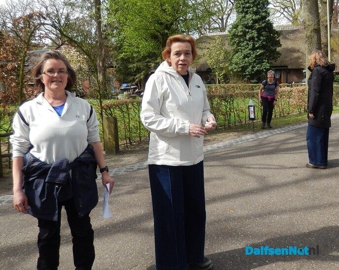 Gezellig wandelen in Vilsteren; een jaarlijks gebeuren - Foto: Willy