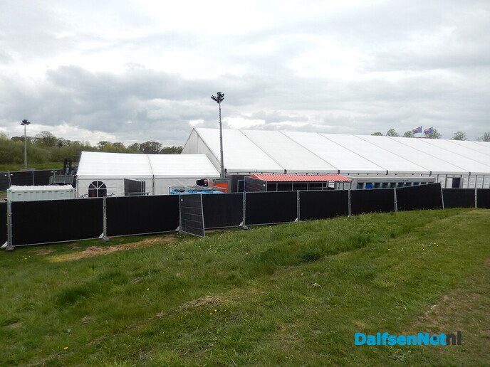 Gezellige drukte rond opbouw Oranjefeest in Dalfsen - Foto: Willy