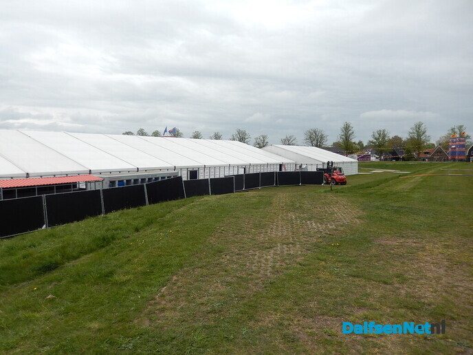 Gezellige drukte rond opbouw Oranjefeest in Dalfsen - Foto: Willy