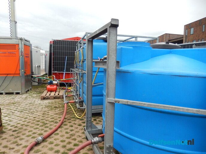 Gezellige drukte rond opbouw Oranjefeest in Dalfsen - Foto: Willy