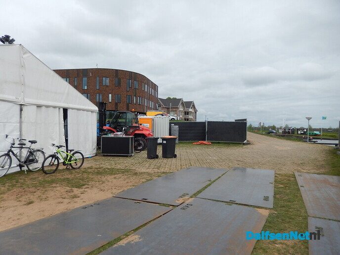 Gezellige drukte rond opbouw Oranjefeest in Dalfsen - Foto: Willy
