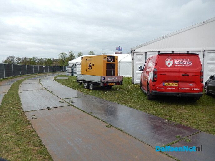 Gezellige drukte rond opbouw Oranjefeest in Dalfsen - Foto: Willy