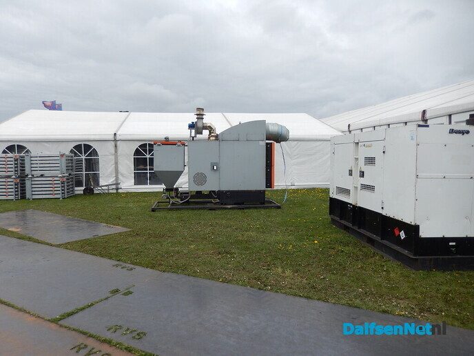 Gezellige drukte rond opbouw Oranjefeest in Dalfsen - Foto: Willy