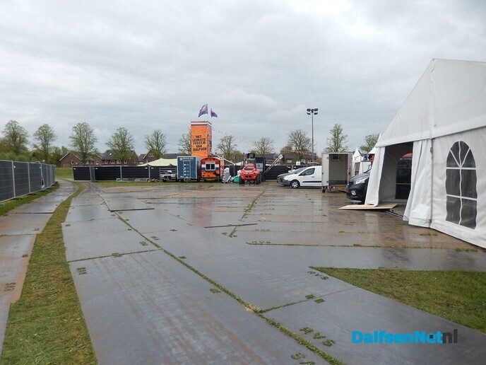 Gezellige drukte rond opbouw Oranjefeest in Dalfsen - Foto: Willy