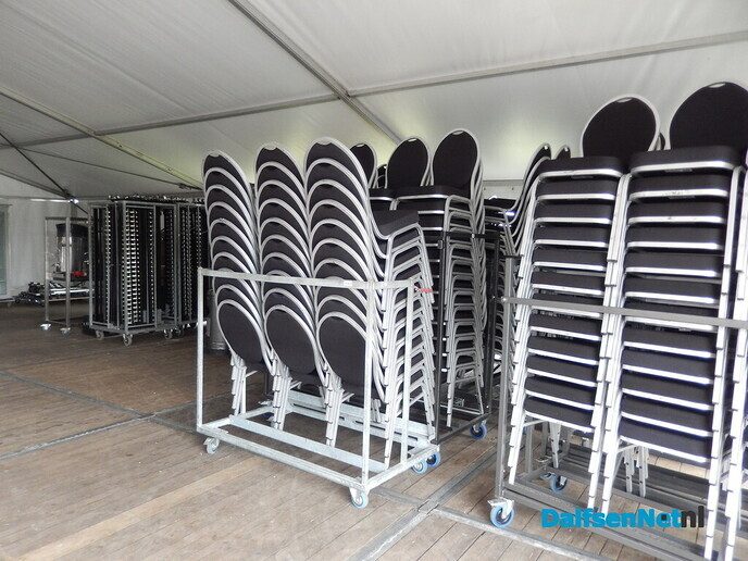 Gezellige drukte rond opbouw Oranjefeest in Dalfsen - Foto: Willy