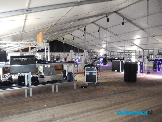 Gezellige drukte rond opbouw Oranjefeest in Dalfsen - Foto: Willy