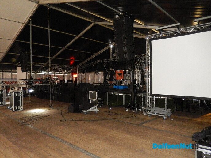 Gezellige drukte rond opbouw Oranjefeest in Dalfsen - Foto: Willy