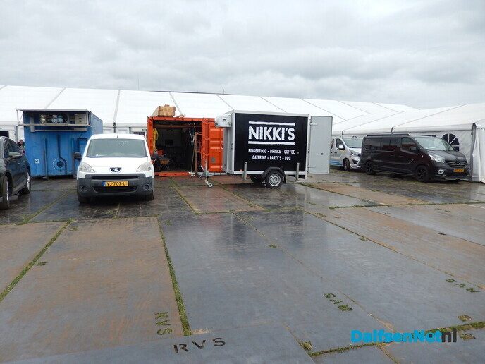 Gezellige drukte rond opbouw Oranjefeest in Dalfsen - Foto: Willy