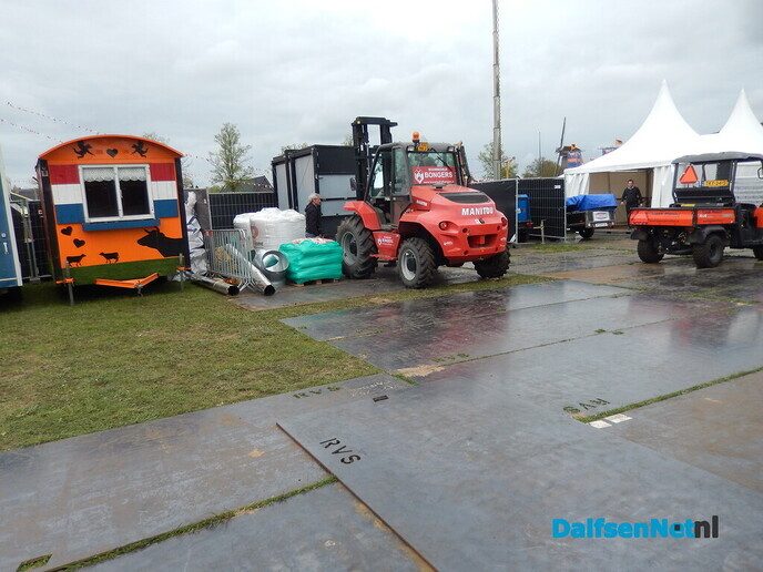 Gezellige drukte rond opbouw Oranjefeest in Dalfsen - Foto: Willy