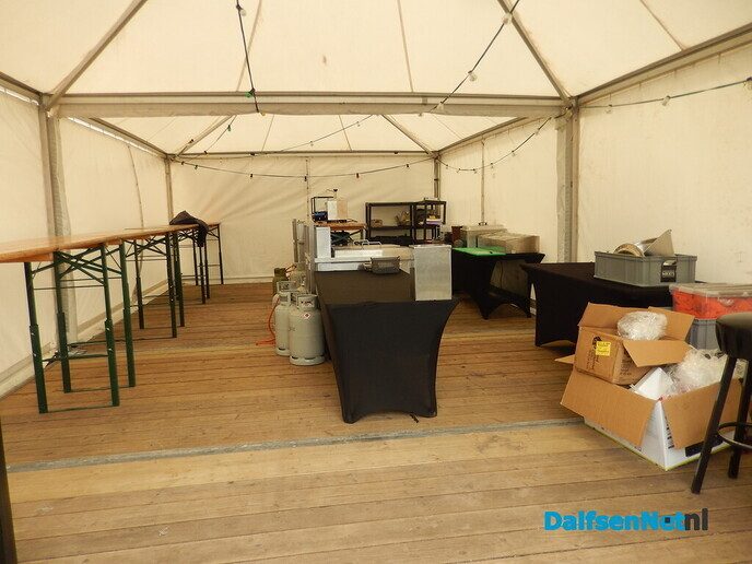 Gezellige drukte rond opbouw Oranjefeest in Dalfsen - Foto: Willy