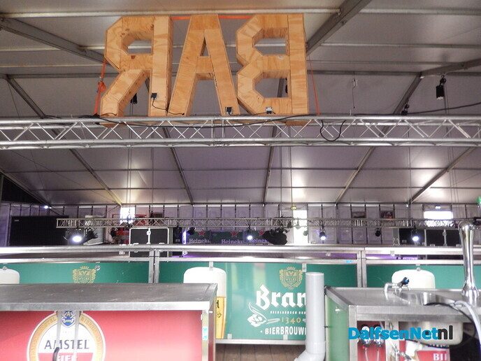 Gezellige drukte rond opbouw Oranjefeest in Dalfsen - Foto: Willy