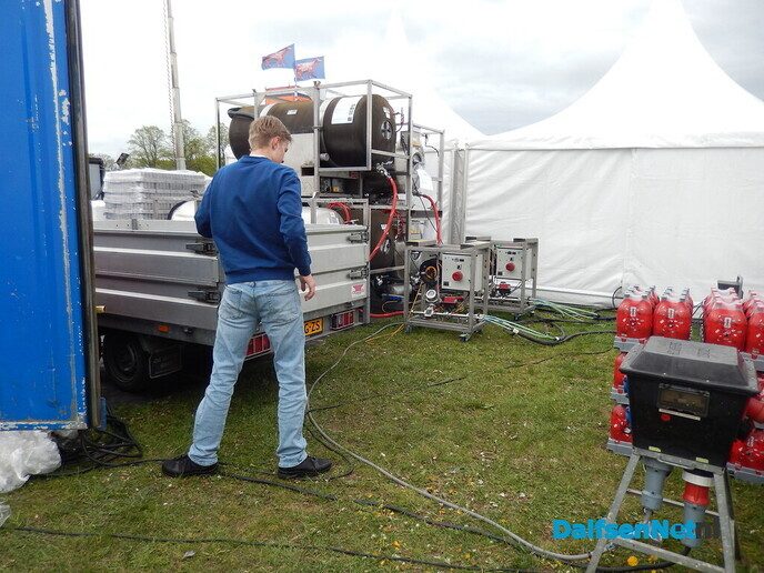 Gezellige drukte rond opbouw Oranjefeest in Dalfsen - Foto: Willy