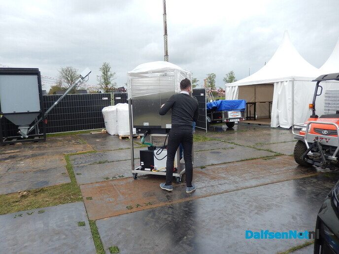 Gezellige drukte rond opbouw Oranjefeest in Dalfsen - Foto: Willy