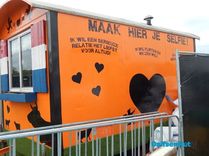 Gezellige drukte rond opbouw Oranjefeest in Dalfsen - Foto: Willy